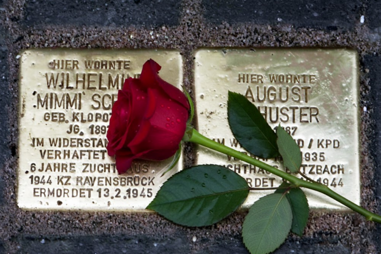 Zwei Stolpersteine in Herne für Wilhelmine „Mimmi“ Schuster und August Schuster, im Gehweg verlegt und mit roter Rose – Gedenken an Opfer des Nationalsozialismus an der Altenhöfener Straße 47 in Herne.