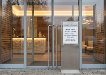 Eingangsbereich eines modernen Spa-Resorts mit Hinweisschild zum exklusiven Ladies Evening. Heute Zutritt ausschließlich für Frauen. Genießen Sie Entspannung pur.