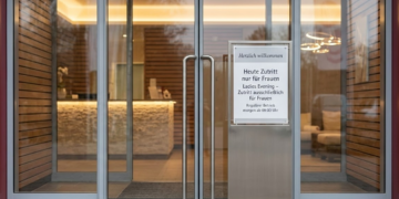 Eingangsbereich eines modernen Spa-Resorts mit Hinweisschild zum exklusiven Ladies Evening. Heute Zutritt ausschließlich für Frauen. Genießen Sie Entspannung pur.