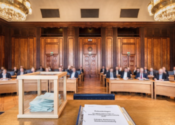 Historischer Ratssaal in Herne: Geheime Abstimmung der Stadtverordneten über die Standortvorlage für eine neue Zentrale Unterbringungseinrichtung (ZUE). Im Fokus die Wahlurne und die offiziellen Ratsunterlagen.