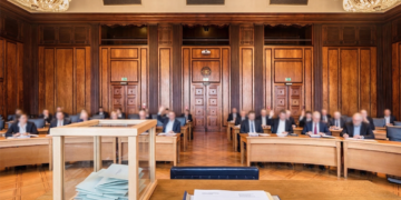 Historischer Ratssaal in Herne: Geheime Abstimmung der Stadtverordneten über die Standortvorlage für eine neue Zentrale Unterbringungseinrichtung (ZUE). Im Fokus die Wahlurne und die offiziellen Ratsunterlagen.