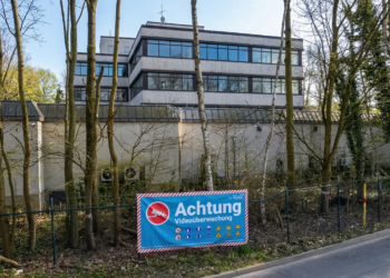 Geplante Flüchtlingsunterkunft (ZUE) in Herne-Holsterhausen, Südstraße 48. Die Aufnahme zeigt den aktuellen Zustand des Objekts mit Hinweisschild zur Videoüberwachung.