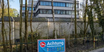 Geplante Flüchtlingsunterkunft (ZUE) in Herne-Holsterhausen, Südstraße 48. Die Aufnahme zeigt den aktuellen Zustand des Objekts mit Hinweisschild zur Videoüberwachung.