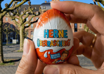 Hand hält Überraschungsei in Herne.