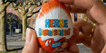 Hand hält Überraschungsei in Herne.