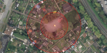 Luftaufnahme eines Osterfeuers in der Kleingartenanlage des KGV Röhlinghausen in Herne mit dem Bundestagsabgeordneten Hendrik Bollmann (SPD).