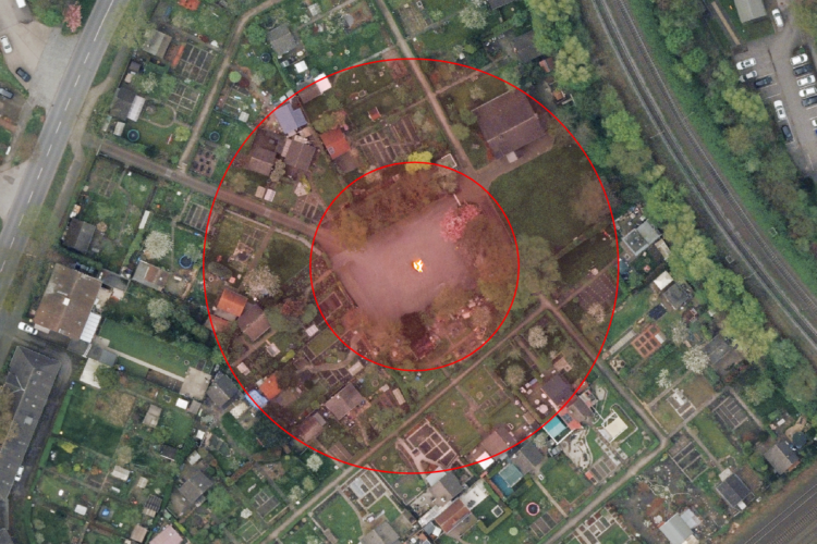 Luftaufnahme eines Osterfeuers in der Kleingartenanlage des KGV Röhlinghausen in Herne mit dem Bundestagsabgeordneten Hendrik Bollmann (SPD).