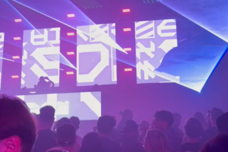 Lichtshow bei der N8WERK-Musikveranstaltung in Herne am 18. und 19.04.2026.