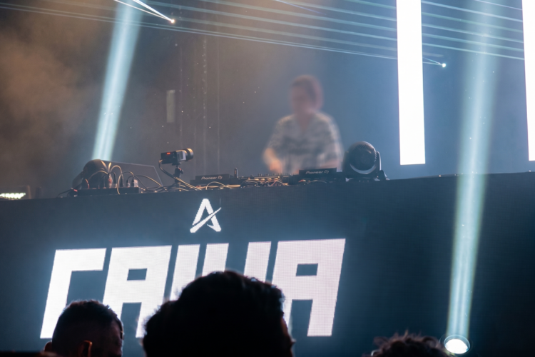 DJ spielt Musik auf der Bühne der N(WERK-Veranstaltung in Herne.