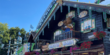 Die Alpina Bahn (Achterbahn) 2022 auf der Cranger-Kirmes in Wanne-Eickel (Herne).