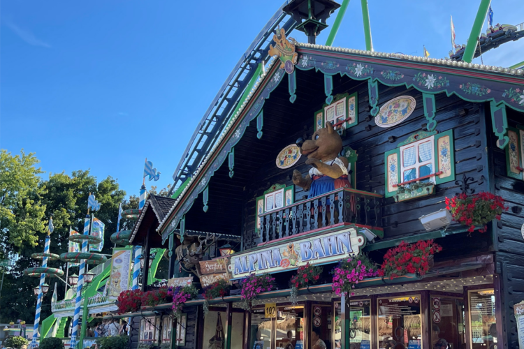 Die Alpina Bahn (Achterbahn) 2022 auf der Cranger-Kirmes in Wanne-Eickel (Herne).