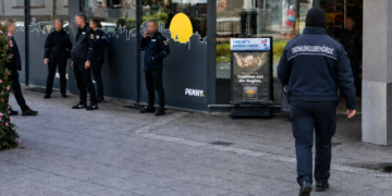 KOD der Stadt Herne vor dem Penny-Markt an der Kreuzkirche in Herne; eine uniformierte Person trägt ein Kopftuch.