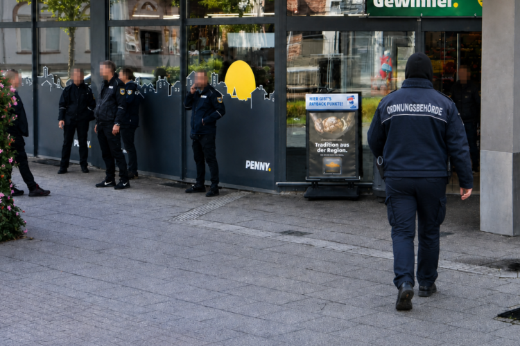 KOD der Stadt Herne vor dem Penny-Markt an der Kreuzkirche in Herne; eine uniformierte Person trägt ein Kopftuch.