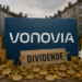 Vonovia in Herne: BSW kritisiert Dividendenpolitik Großes Vonovia-Schild zwischen alten Ruhrgebiets-Mietshäusern, umgeben von Euro-Münzen und Dividenden-Symbolik.