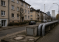 Ältere Mehrfamilienhäuser und Energieinfrastruktur stehen für die Debatte um kommunale Wärmeplanung, Fernwärme und Heizkosten.