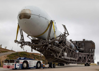 Auf dem Weg zur Startrampe: Die Falcon-9-Rakete mit dem Bundeswehr-Satelliten SARah wurde vor dem Start auf der Vandenberg Space Force Base in Kalifornien transportiert.