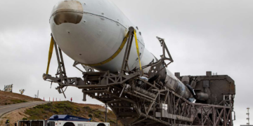 Auf dem Weg zur Startrampe: Die Falcon-9-Rakete mit dem Bundeswehr-Satelliten SARah wurde vor dem Start auf der Vandenberg Space Force Base in Kalifornien transportiert.