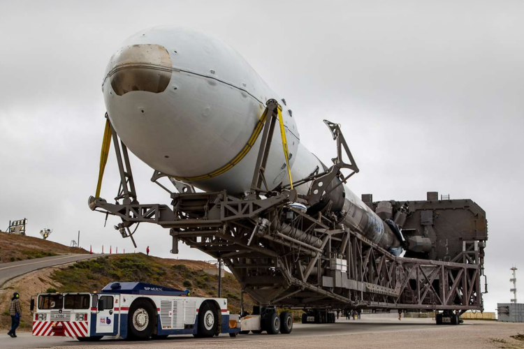 Auf dem Weg zur Startrampe: Die Falcon-9-Rakete mit dem Bundeswehr-Satelliten SARah wurde vor dem Start auf der Vandenberg Space Force Base in Kalifornien transportiert.