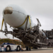 Auf dem Weg zur Startrampe: Die Falcon-9-Rakete mit dem Bundeswehr-Satelliten SARah wurde vor dem Start auf der Vandenberg Space Force Base in Kalifornien transportiert.