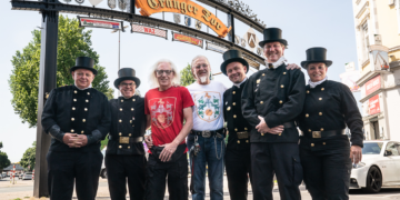 Mondritterschaft Wanne-Eickel und Schornsteinfegerbetriebe unterstützen eine Kinderaktion auf der Cranger Kirmes unter dem Cranger Tor in Herne.