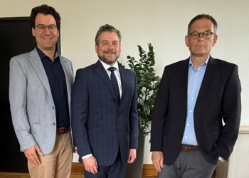 Die Herner Methode: Erst das Netzwerk, dann der Spitzenposten? Freuen sich auf die künftige Zusammenarbeit (v.l.n.r.): Stadtkämmerer Marc Alexander Ulrich, der neu bestellte Vorstand Daniel Legnaro und der schon amtierende Vorstand Carsten Sußmann.
