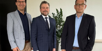 Die Herner Methode: Erst das Netzwerk, dann der Spitzenposten? Freuen sich auf die künftige Zusammenarbeit (v.l.n.r.): Stadtkämmerer Marc Alexander Ulrich, der neu bestellte Vorstand Daniel Legnaro und der schon amtierende Vorstand Carsten Sußmann.