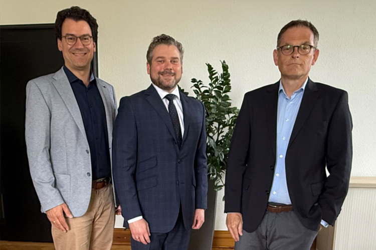 Die Herner Methode: Erst das Netzwerk, dann der Spitzenposten? Freuen sich auf die künftige Zusammenarbeit (v.l.n.r.): Stadtkämmerer Marc Alexander Ulrich, der neu bestellte Vorstand Daniel Legnaro und der schon amtierende Vorstand Carsten Sußmann.