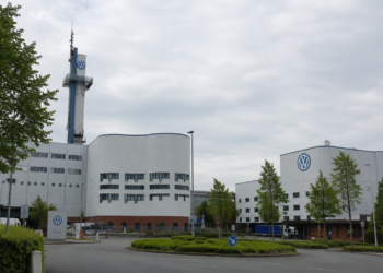 VW-Werk Osnabrück: Arbeitsplätze ohne Kriegswirtschaft sichern Volkswagen-Werk in Osnabrück unter bedecktem Himmel.