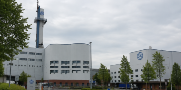 Volkswagen-Werk in Osnabrück unter bedecktem Himmel.