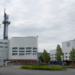 VW-Werk Osnabrück: Arbeitsplätze ohne Kriegswirtschaft sichern Volkswagen-Werk in Osnabrück unter bedecktem Himmel.
