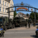 Panzer auf dem Cranger Kirmesplatz? Dafür bekommt Herne Millionen aus dem Sondervermögen? Bundeswehrkonvoi mit Leopard-2-Panzern, bewaffneten Soldat:innen und Feldjäger-Motorradstreife am Cranger Kirmestor in Herne-Wanne.