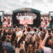 San Hejmo 2026 komplettiert sein Line-up Besucher:innen vor der farbenfrohen Mainstage des San Hejmo Festivals am Airport Weeze während eines Liveauftritts.