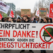 Wehrpflicht – Nein danke: Widerstand gegen die neue Kriegstüchtigkeit Junge Demonstrant:innen protestieren mit einem großen Banner gegen Wehrpflicht und Kriegstüchtigkeit; im Hintergrund sind weitere Teilnehmende mit Friedens- und Gewerkschaftsschildern zu sehen.
