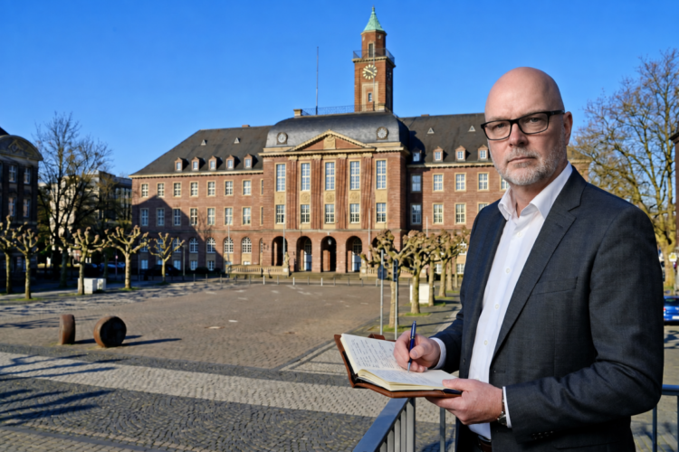 Kommentar: Rote Linien brauchen politische Vernunft Stefan Budde-Siegel, Herausgeber und Chefredakteur der SN Sonntagsnachrichten, notiert Gedanken im Vordergrund vor der markanten, historischen Fassade des Herner Rathauses auf dem Rathausplatz in Herne.