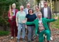 Hospizdienst Herne: Lachen darf auch am Lebensende sein Rote Nase, gute Laune: (von rechts) Thorsten Kinhöfer, Schirmherr des Fördervereins, Christoph Gilsebach alias „Professor Spaghetti“, die Hospizdienst-Koordinatorinnen Anja Schröder, Karin Leutbecher und Karola Rehrmann, Pfarrer Frank Obenlüneschloß, Vorsitzender des Fördervereins, und Saxophonist Frank Lienemann.