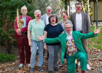 Hospizdienst Herne: Lachen darf auch am Lebensende sein Rote Nase, gute Laune: (von rechts) Thorsten Kinhöfer, Schirmherr des Fördervereins, Christoph Gilsebach alias „Professor Spaghetti“, die Hospizdienst-Koordinatorinnen Anja Schröder, Karin Leutbecher und Karola Rehrmann, Pfarrer Frank Obenlüneschloß, Vorsitzender des Fördervereins, und Saxophonist Frank Lienemann.