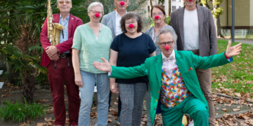Rote Nase, gute Laune: (von rechts) Thorsten Kinhöfer, Schirmherr des Fördervereins, Christoph Gilsebach alias „Professor Spaghetti“, die Hospizdienst-Koordinatorinnen Anja Schröder, Karin Leutbecher und Karola Rehrmann, Pfarrer Frank Obenlüneschloß, Vorsitzender des Fördervereins, und Saxophonist Frank Lienemann.