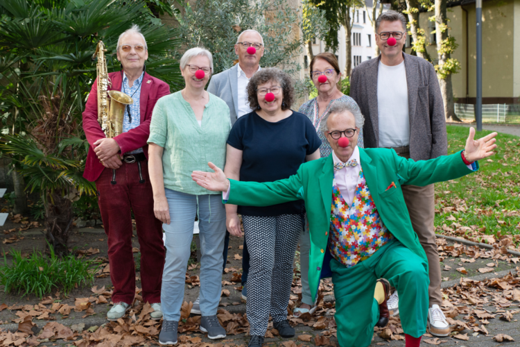 Hospizdienst Herne: Lachen darf auch am Lebensende sein Rote Nase, gute Laune: (von rechts) Thorsten Kinhöfer, Schirmherr des Fördervereins, Christoph Gilsebach alias „Professor Spaghetti“, die Hospizdienst-Koordinatorinnen Anja Schröder, Karin Leutbecher und Karola Rehrmann, Pfarrer Frank Obenlüneschloß, Vorsitzender des Fördervereins, und Saxophonist Frank Lienemann.