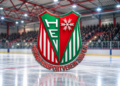 Herner EV verliert 1:2 gegen Erfurt: Socio vermisst Abschlüsse Dreidimensionales HEV-Wappen in einer Eishalle mit Eisfläche und Zuschauertribünen.