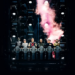 Dramatisches Pressebild der Band Rammstein (ca. 2026), das die sechs Mitglieder in Kostümen auf einer dunklen, vertikalen Industrie-Bühnenkonstruktion zeigt. Sie stehen hinter einer beleuchteten Brüstung mit leuchtenden Kreuzsymbolen. Über ihnen steigt eine dichte Wolke aus rosa-weißem Pyro-Rauch auf, beleuchtet von mehreren kühlen Bühnenscheinwerfern, die eine düstere, mechanische Ästhetik erzeugen.