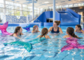 Schwimmkurse im Wananas Herne: Termine bis Dezember Kinder beim Meerjungfrauen-Schwimmen mit bunten Monoflossen im Sport- und Erlebnisbad Wananas in Herne.