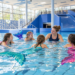 Schwimmkurse im Wananas Herne: Termine bis Dezember Kinder beim Meerjungfrauen-Schwimmen mit bunten Monoflossen im Sport- und Erlebnisbad Wananas in Herne.