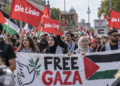 Muslimische Wähler:innen und Die Linke: Was Wahldaten wirklich sagen Demonstration mit Fahnen der Linken, palästinensischen Flaggen und Protestplakaten für Gaza in Berlin.