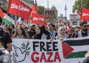 Muslimische Wähler:innen und Die Linke: Was Wahldaten wirklich sagen Demonstration mit Fahnen der Linken, palästinensischen Flaggen und Protestplakaten für Gaza in Berlin.