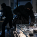 Einbruch bei Juwelier in Gladbeck: Polizei sucht zwei Täter Zwei maskierte Einbrecher durchsuchen nachts ein Juweliergeschäft mit beschädigten Vitrinen und Schmuckauslagen.