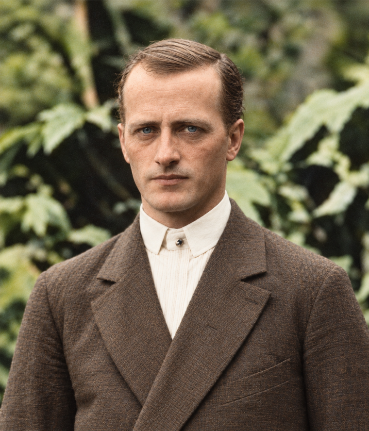 Hermann Kerkeling: Was die Springer-Presse (BILD) verschweigt Historische Porträtaufnahme von Hermann Kerkeling in zeitgenössischer Kleidung, nachträglich KI-koloriert vor Blätterkulisse.
