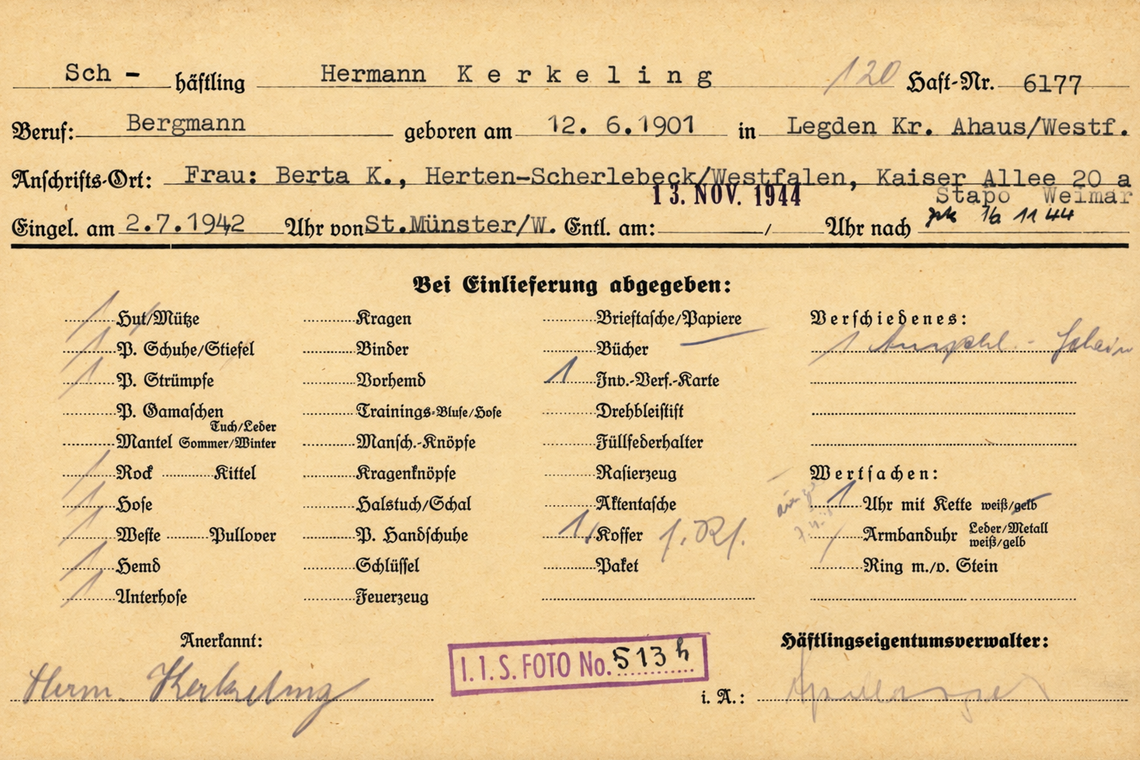 Hermann Kerkeling: Was die Springer-Presse (BILD) verschweigt Historische Häftlingseigentumskarte von Hermann Kerkeling, geboren am 12.06.1901 in Legden, Bergmann aus Herten-Scherlebeck, mit Angaben zur Einlieferung am 02.07.1942, persönlichen Gegenständen und Wertsachen sowie handschriftlichen Vermerken, Unterschriften und historischen Stempeln.