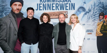 Frederic Linkemann, Eva-Maria Reichert, Florian Brückner und Sarah Thonig (v. l. n. r.) bei der Premiere von „Kommissar Jennerwein – Hochsaison“ in München.