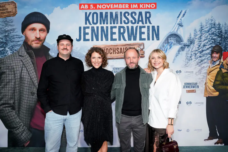 Frederic Linkemann, Eva-Maria Reichert, Florian Brückner und Sarah Thonig (v. l. n. r.) bei der Premiere von „Kommissar Jennerwein – Hochsaison“ in München.