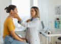 Gesundheits-Checks für Jugendliche in Herne ungenutzt Ärztin untersucht einen Jugendlichen im Behandlungszimmer